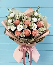 Букет цветов из:  Розы, Альстромерии и Лизиантусы в Липках