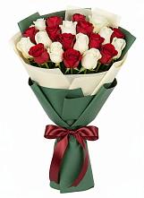 Букет Микс из красных и белых роз в Липках