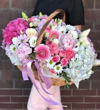 Композиция солнечный день в Липках Цветочная композиция из Розы, Хризантемы, Пионы и Лизиантусы в корзине в Липках