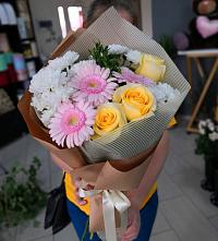 Букет цветов из:  Герберы, Розы и Хризантемы в Липках