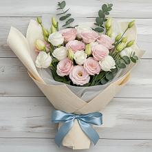 Букет цветов из:  Лизиантусы в Липках