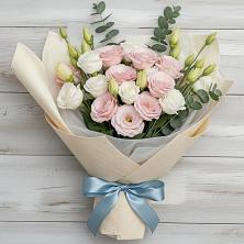 Букет цветов из:  Лизиантусы в Липках