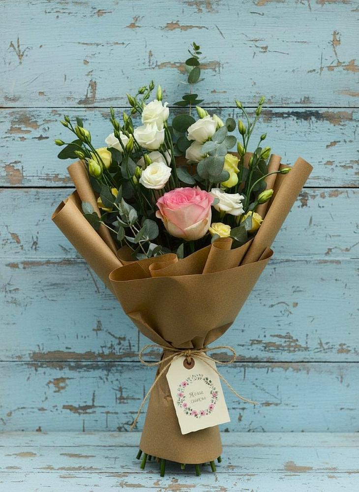 Букет цветов из: Розы и Лизиантусы в Липках