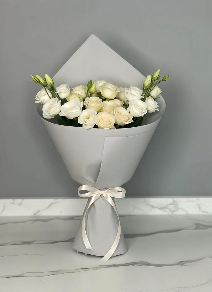 Букет цветов из: Розы и Лизиантусы в Липках