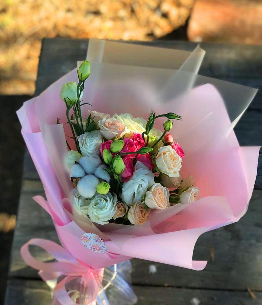 Букет цветов из: Розы и Лизиантусы в Липках