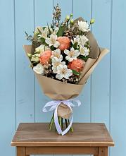 Букет цветов из:  Альстромерии, Лизиантусы, Розы и Хризантемы в Липках