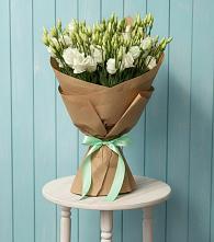 Букет цветов из:  Лизиантусы в Липках