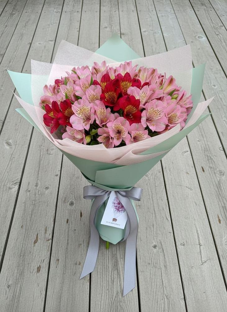 Букет цветов из: Альстромерии в Липках