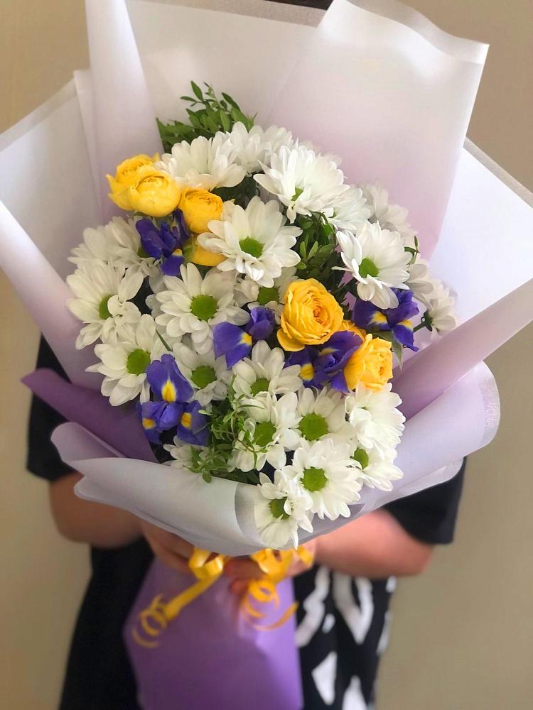 Букет цветов из: Ирисы, Хризантемы и Розы в Липках