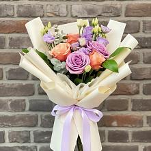 Букет цветов из:  Лизиантусы и Розы в Липках