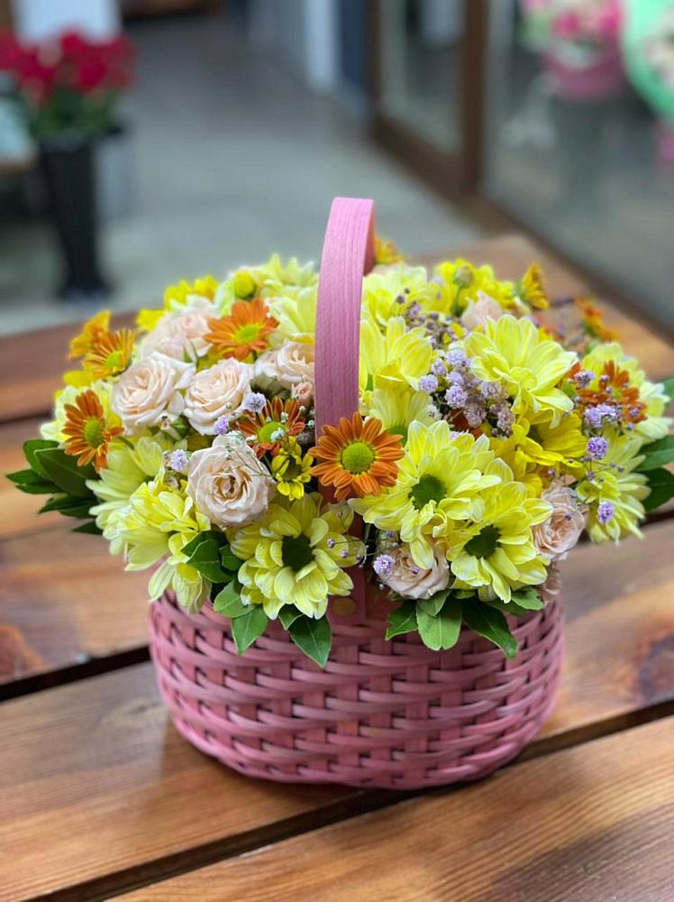 Цветочная композиция из Хризантемы и Розы в корзине в Липках
