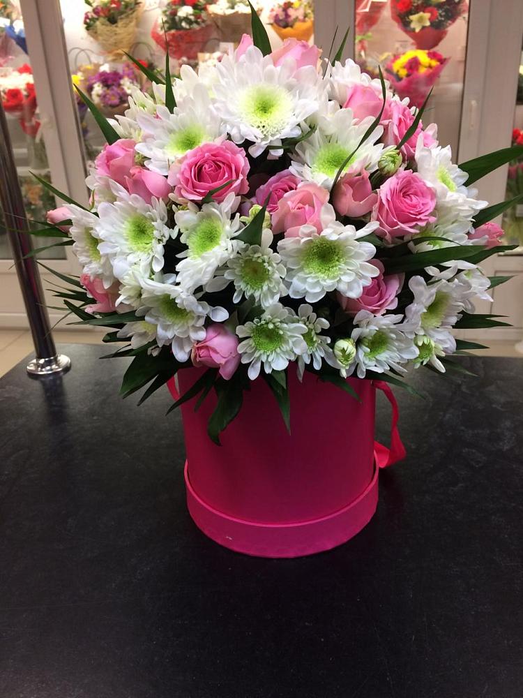 Цветочная композиция из Розы и Хризантемы в шляпной коробке в Липках