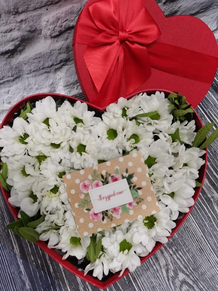 Цветочная композиция из Хризантемы в виде сердца в Липках