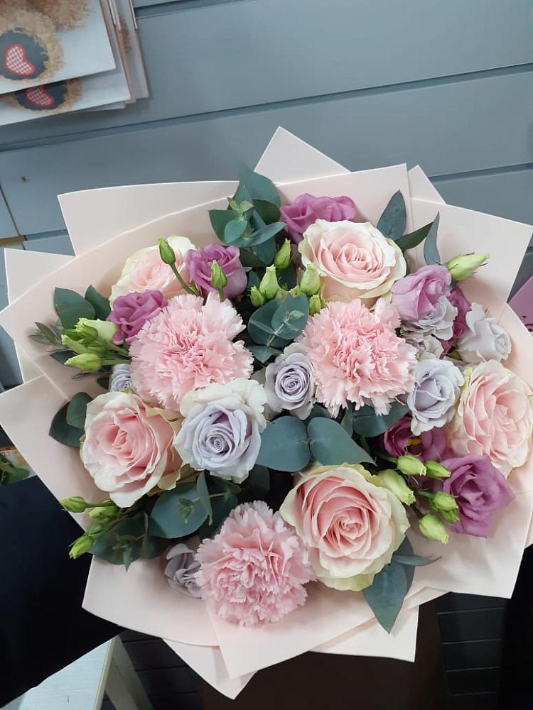 Букет цветов из: Розы, Гвоздики и Лизиантусы в Липках