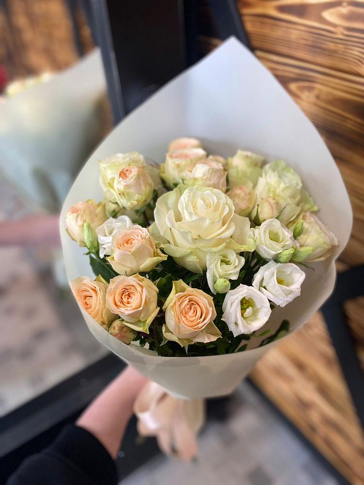 Букет цветов из: Розы и Лизиантусы в Липках