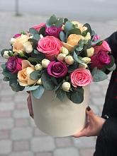 Цветочная композиция из Розы в шляпной коробке в Липках